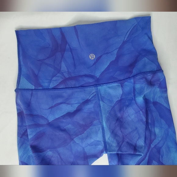 Lululemon Size 6 Blue Swirl Pattern Cropped Leggings - - Picture 5 of 5